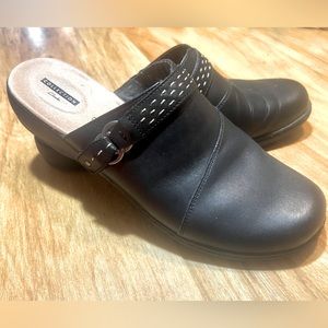 Clarks Women’s Leisa Sadie Black Leather Mule Clogs
